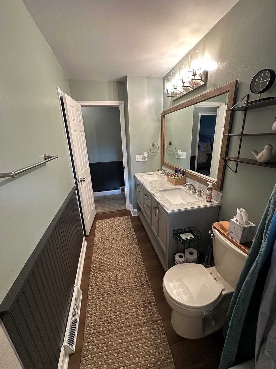 Full Bathroom TubShower Upstairs