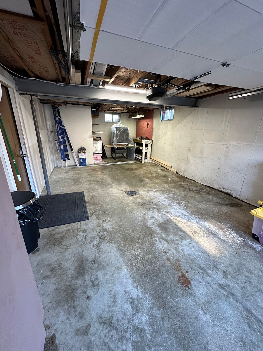 Garage 1 1/2 Space with drive way for 2 more cars