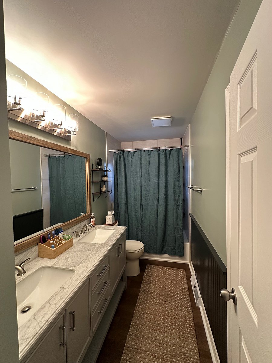 Full Bathroom TubShower Upstairs