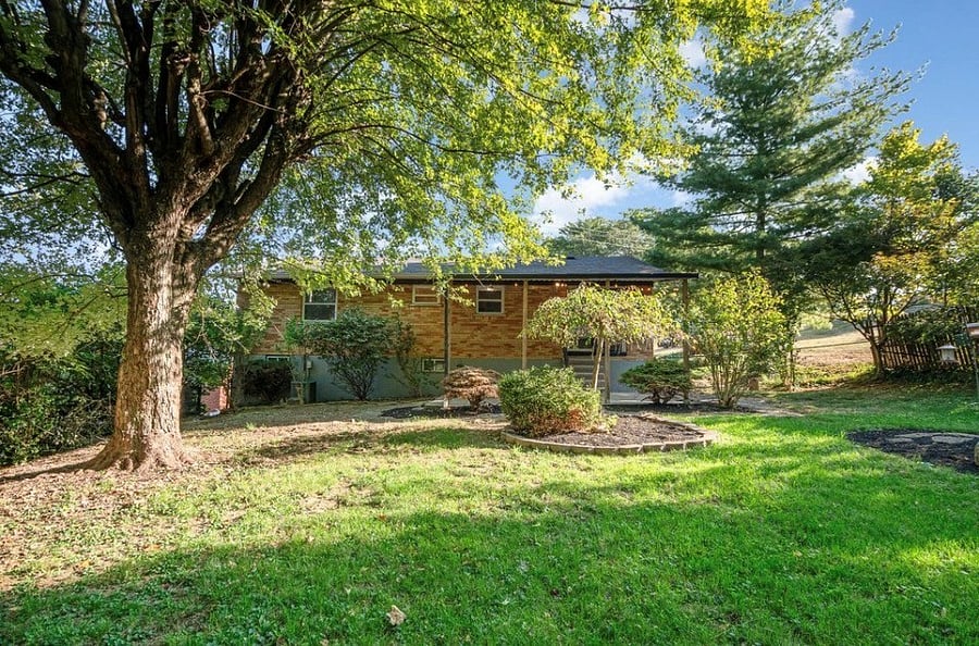 Rear Picture from sale, before Renovation