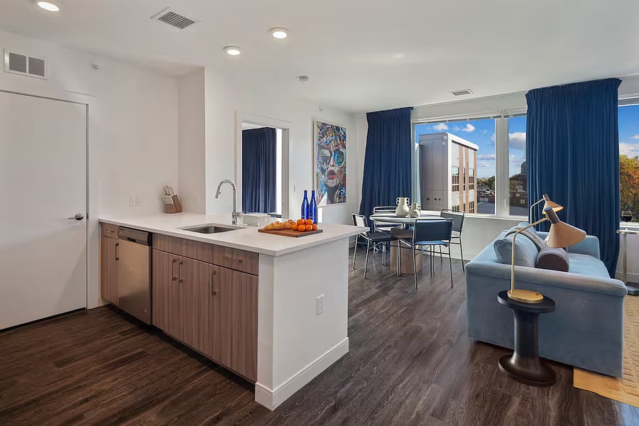 A beautifully curated kitchen with everything you need within reach.
Perfect for anything from quick breakfasts to relaxed dinners.