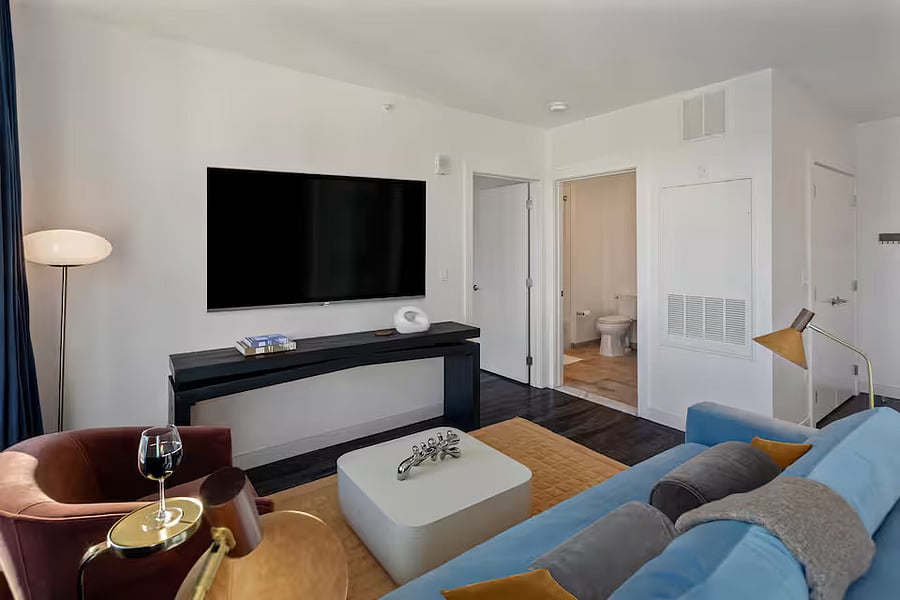 A blend of contemporary design and refined comfort.
Enjoy a space crafted to make your stay truly exceptional.