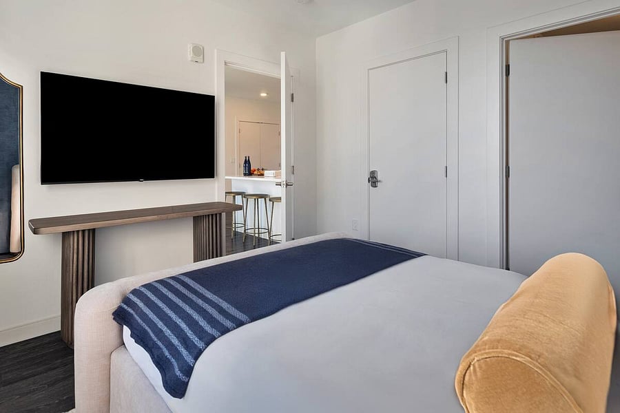 Elegant furnishings and gentle lighting set a tranquil tone.
A space that transforms every night into a peaceful escape.