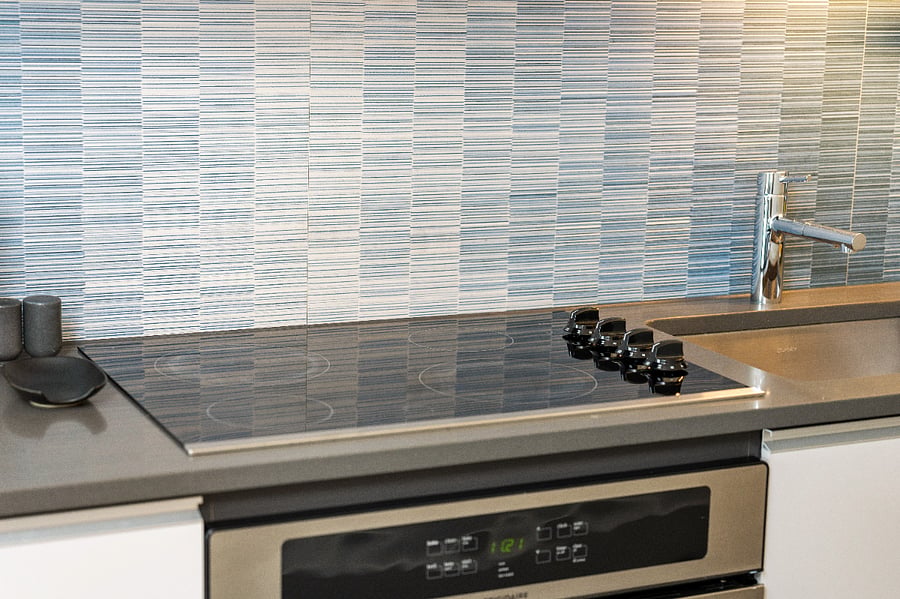 Where clean lines and premium finishes elevate every meal.
This kitchen brings both function and elegance to your stay.