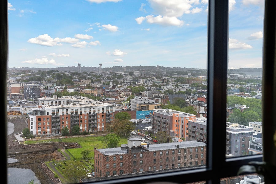 Expansive views that bring the city to your window.
A perfect backdrop for quiet mornings and peaceful evenings.