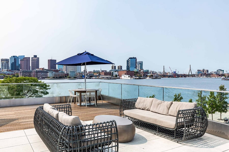 Where calm waters and curated comfort meet.
Enjoy quiet moments in a setting that feels refreshingly indulgent.