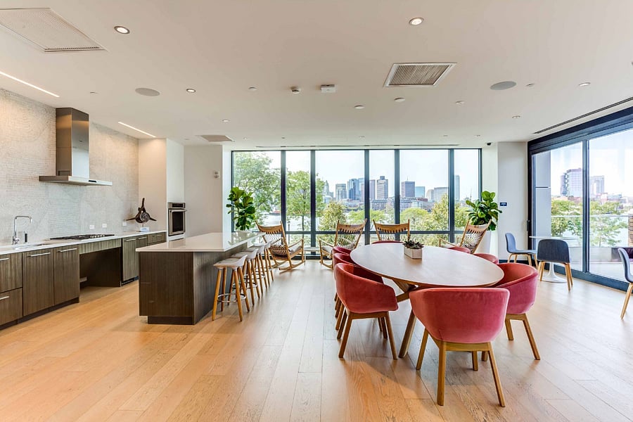 Light, space, and comfort come together in this shared dining area.
Ideal for both quiet meals and social evenings.