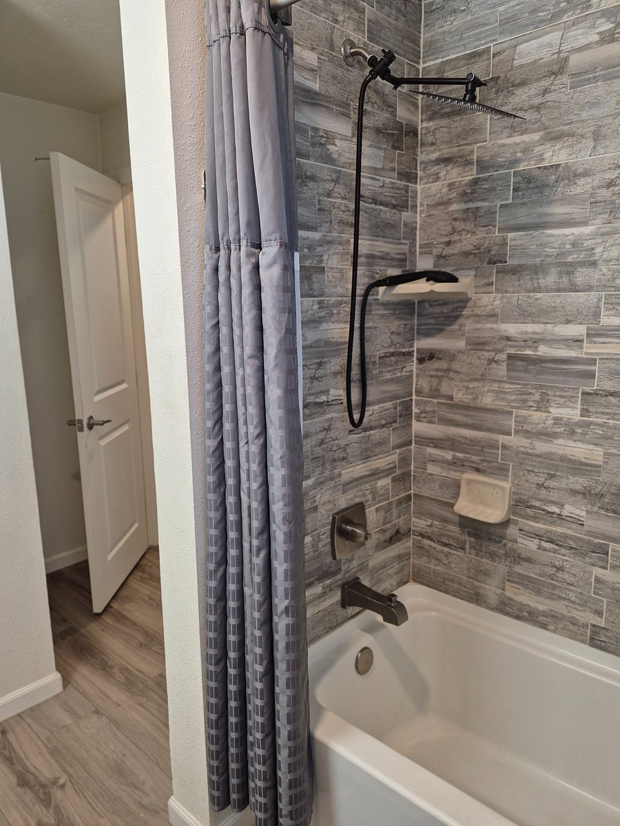 Hall tub/shower