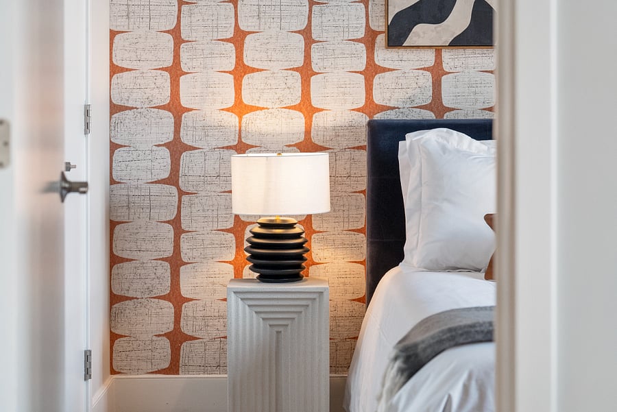 Elegant furnishings and gentle lighting set a tranquil tone.
A space that transforms every night into a peaceful escape.