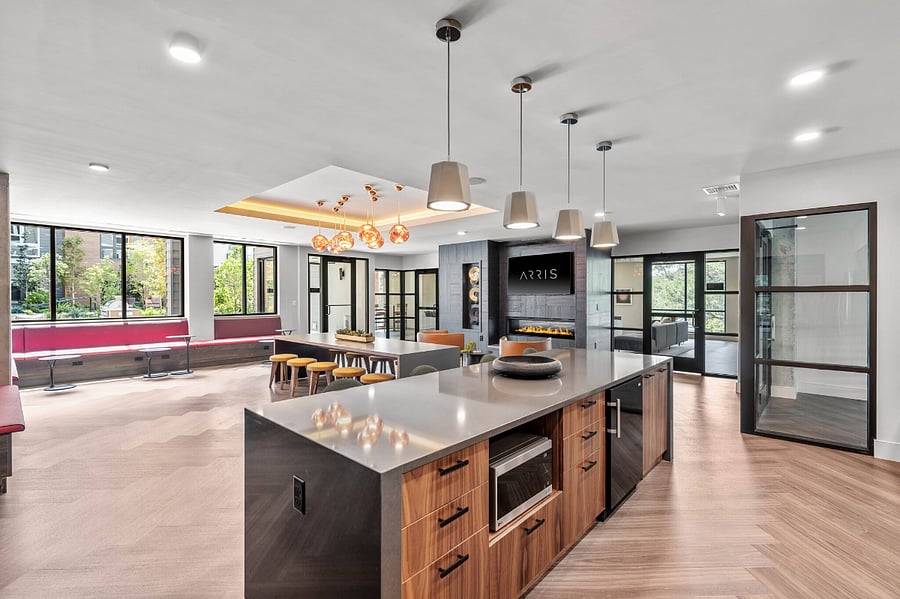 Light, space, and comfort come together in this shared dining area.
Ideal for both quiet meals and social evenings.