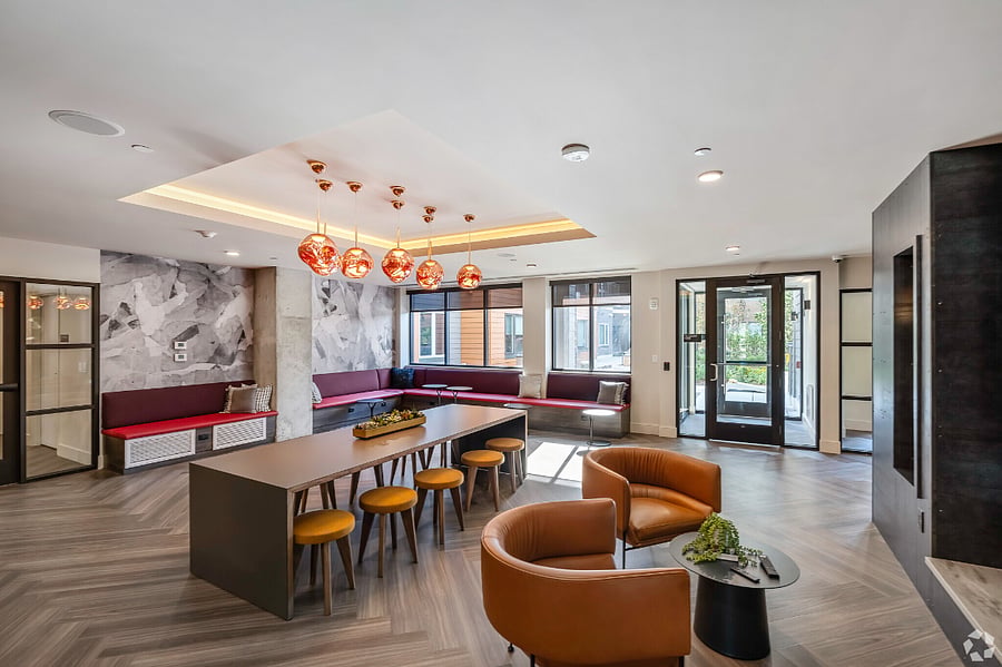 A beautifully lit room offering both dining tables and a stylish bar.
The ideal setting for evening gatherings or quiet enjoyment.