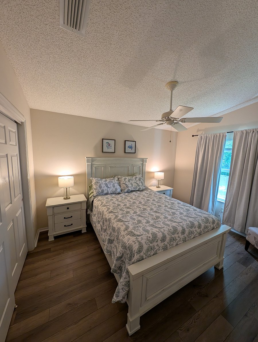 Guest bedroom with queen sized bed.