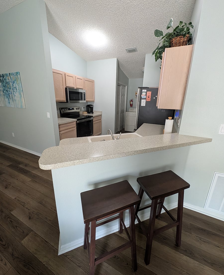 Kitchen with breakfast bar