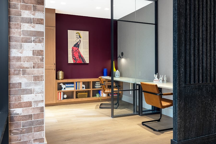 Where refined design meets clear purpose.
Collaborate effortlessly in a modern, well-equipped communal work space.