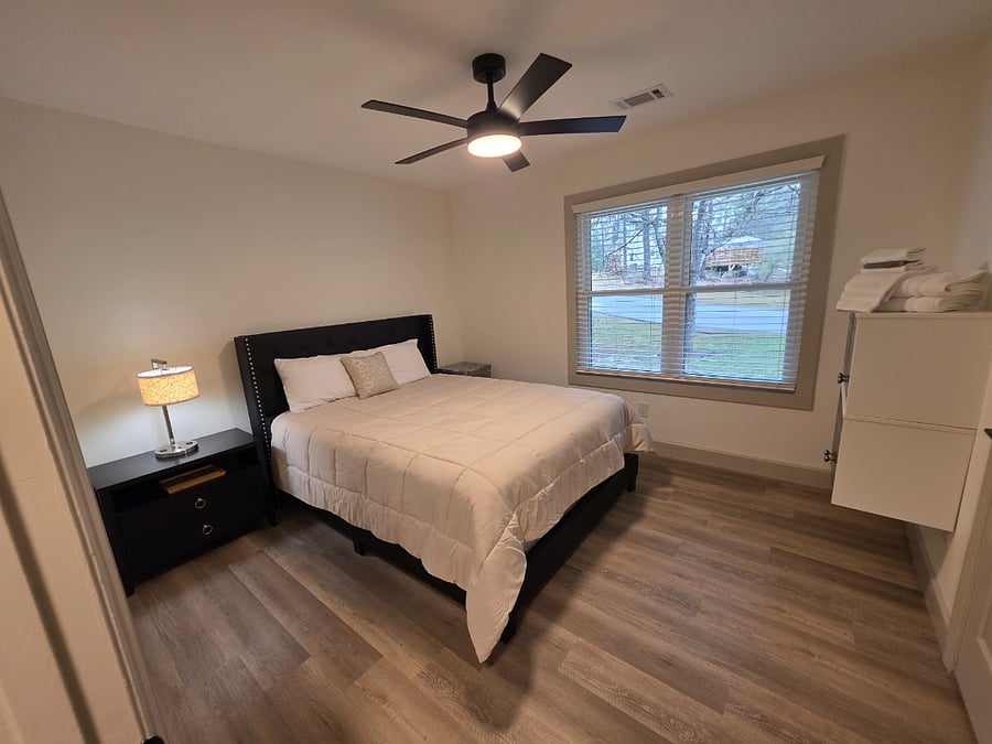 2nd bedroom - Queen