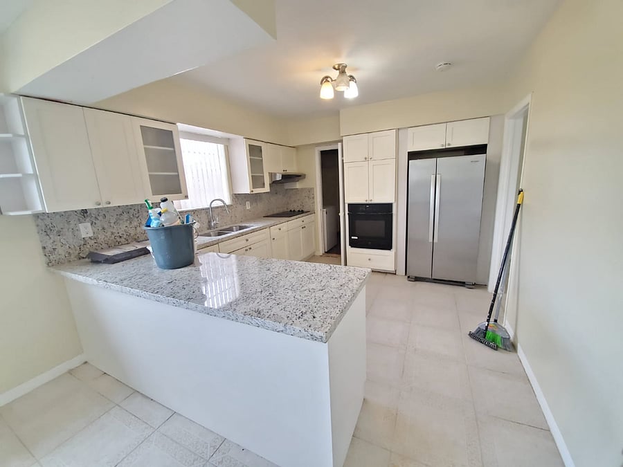 Full kitchen