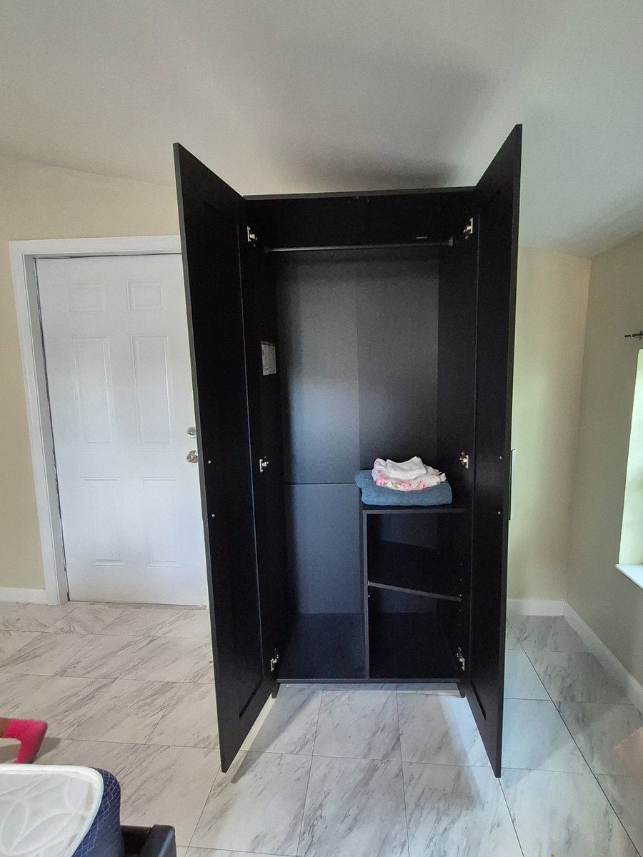 Guest bedroom 3 closet