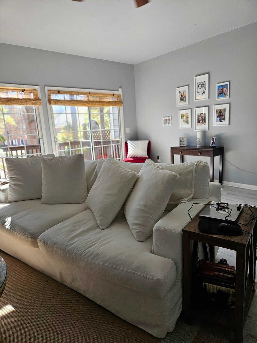 Livingroom with deck access