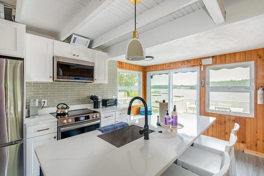 Full sized kitchen, newly renovated