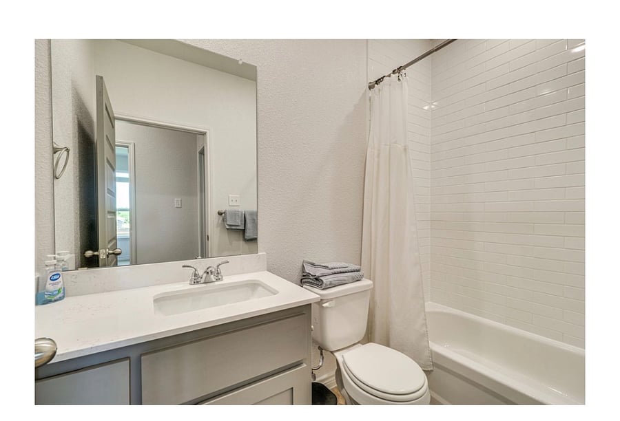 Shared Bathroom for bedroom 2-3
