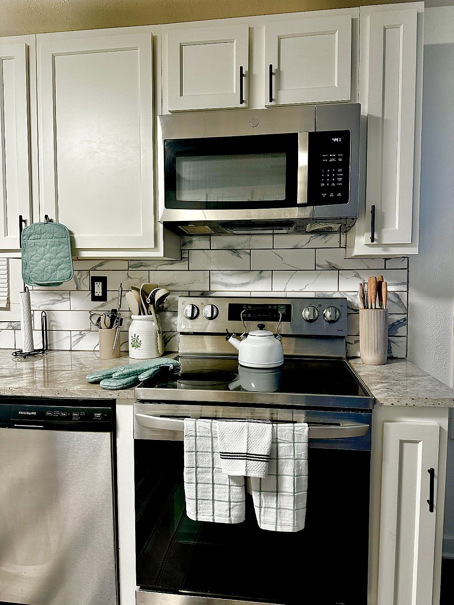 Stove Top has 4 burners & one warming station. Oven options are convention oven, airfryer, baking & more options. 