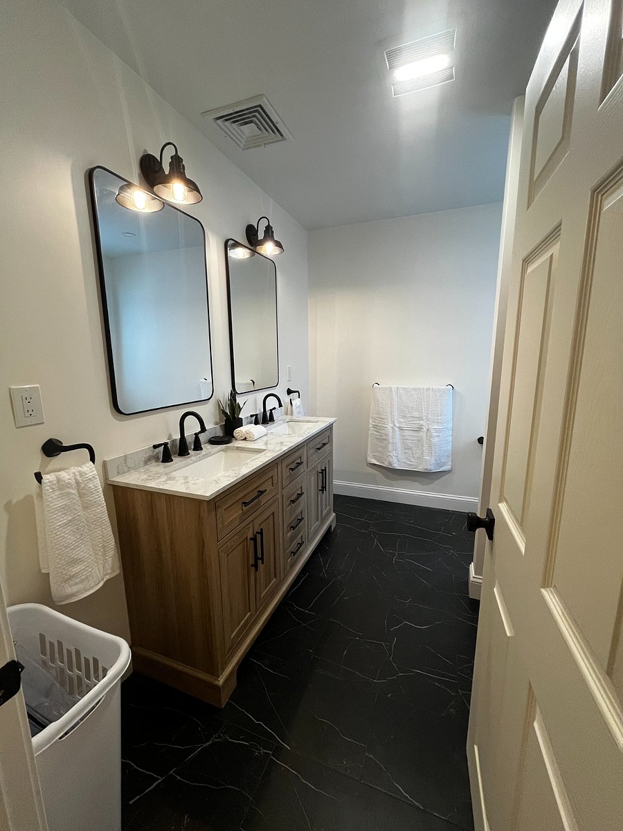 2nd Floor Master Bathroom