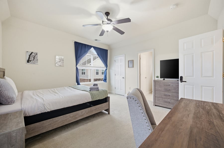 Room #2 (Secondary)   $1,300/month
Features: Queen bed, Private en-suite bathroom.