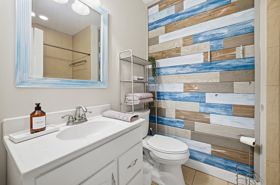 Bathroom with modern finishes