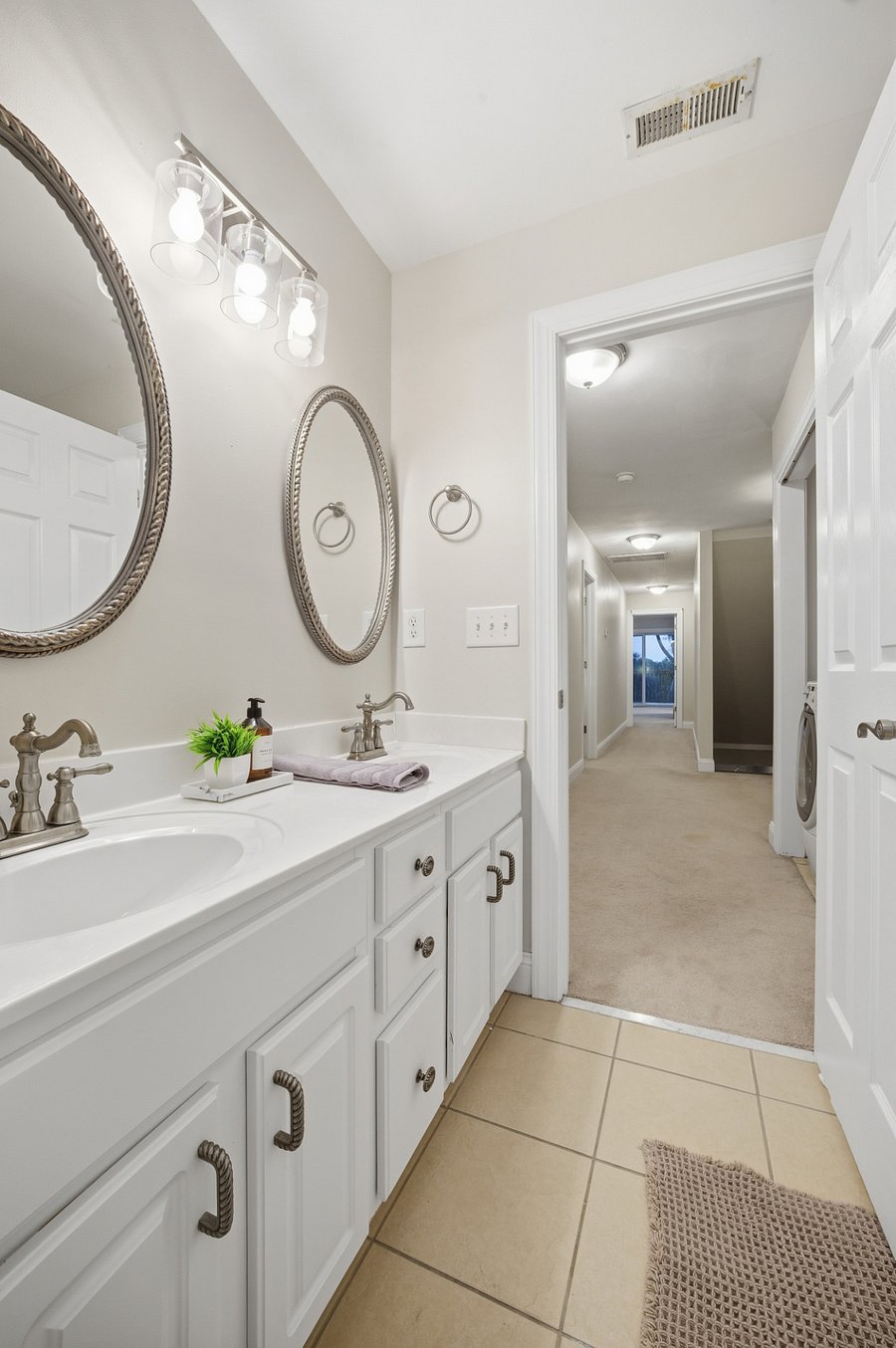 Bathroom with double vanity and modern finishes