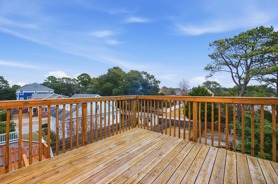Expansive outdoor deck for relaxing or entertaining