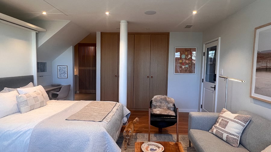 Looking toward kitchen
