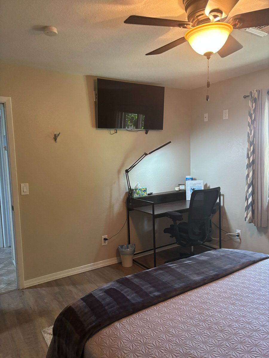 Desk & TV