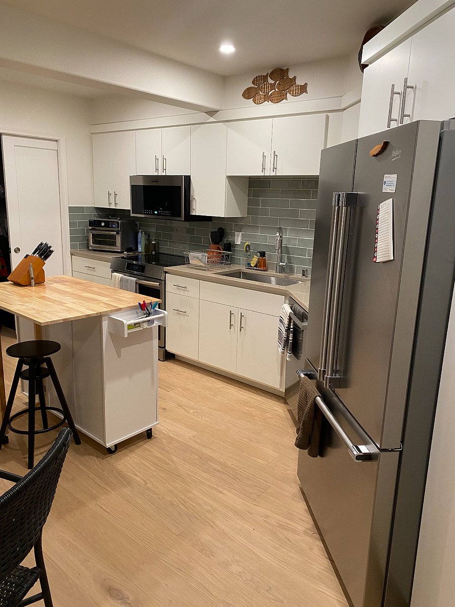 Island & sink in kitchen