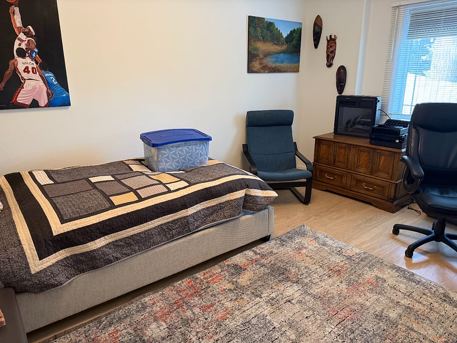 Bed etc in 2nd bedroom.