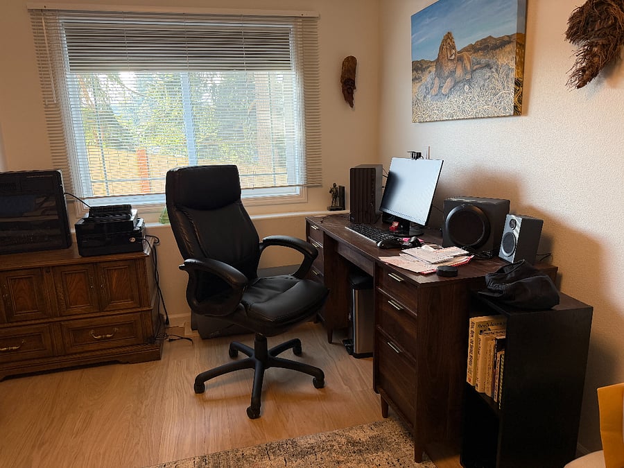 Desk in 2nd bedroom.