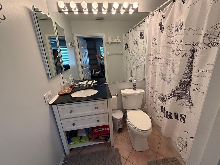 2nd bathroom (upstairs)