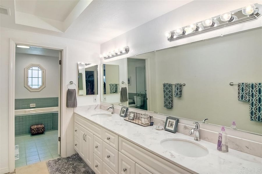 Master bathroom with 2 dual Vanity.