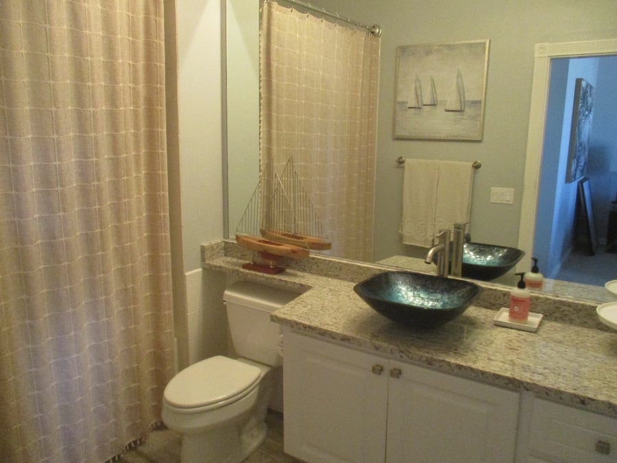 ensuite full bath with bedroom 2