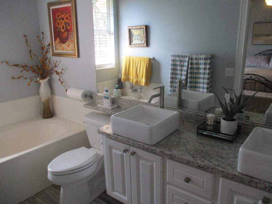 ensuite full bath with bedroom 1