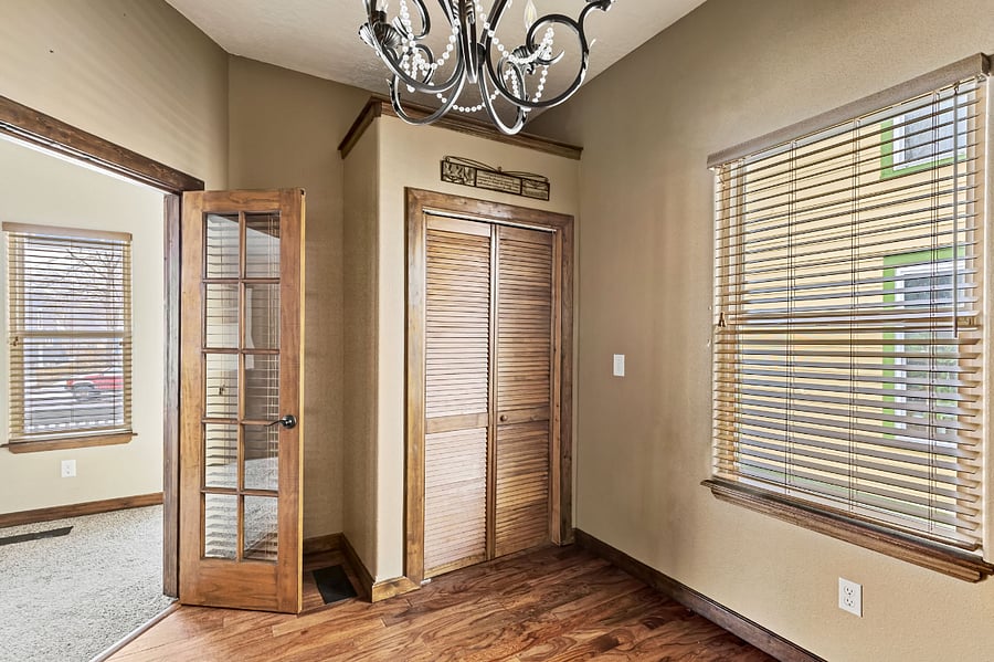 Versatile office or additional bedroom facing the scenic Historic District street, surrounded by mature trees and classic historic homes. Offers natural light, quiet surroundings, and a comfortable setup ideal for professionals, traveling nurses, and mid-term renters.