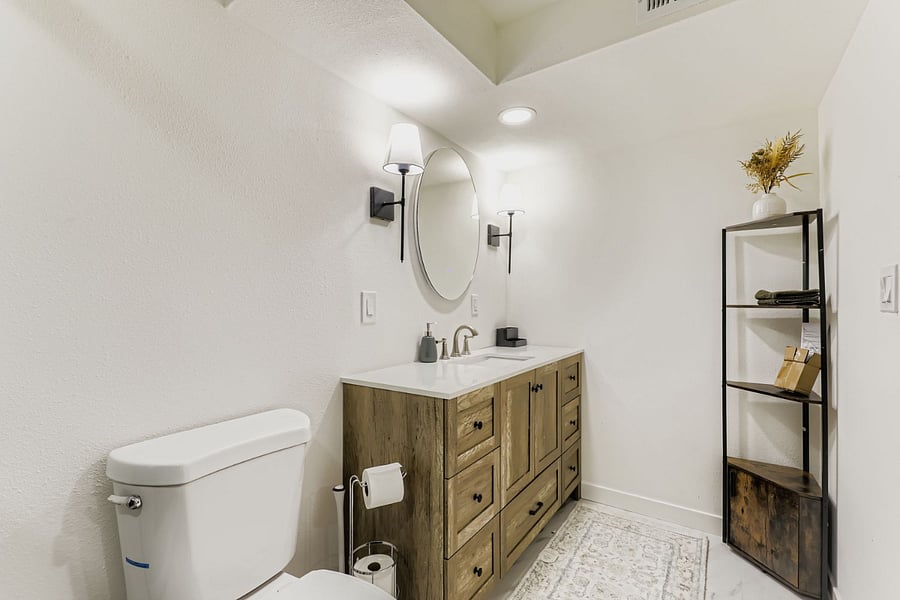 Ensuite Bathroom (view 2)