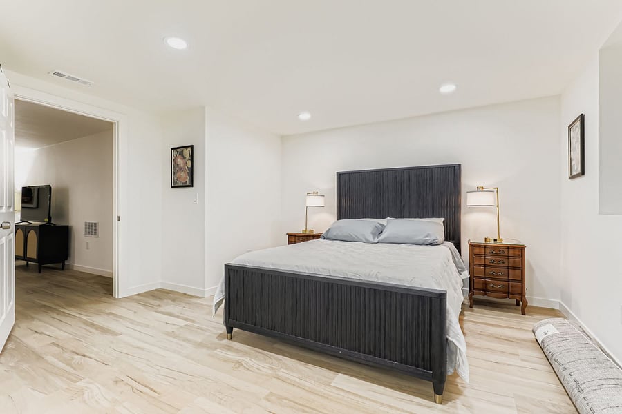 Lower Level Bedroom - w/ ensuite bathroom