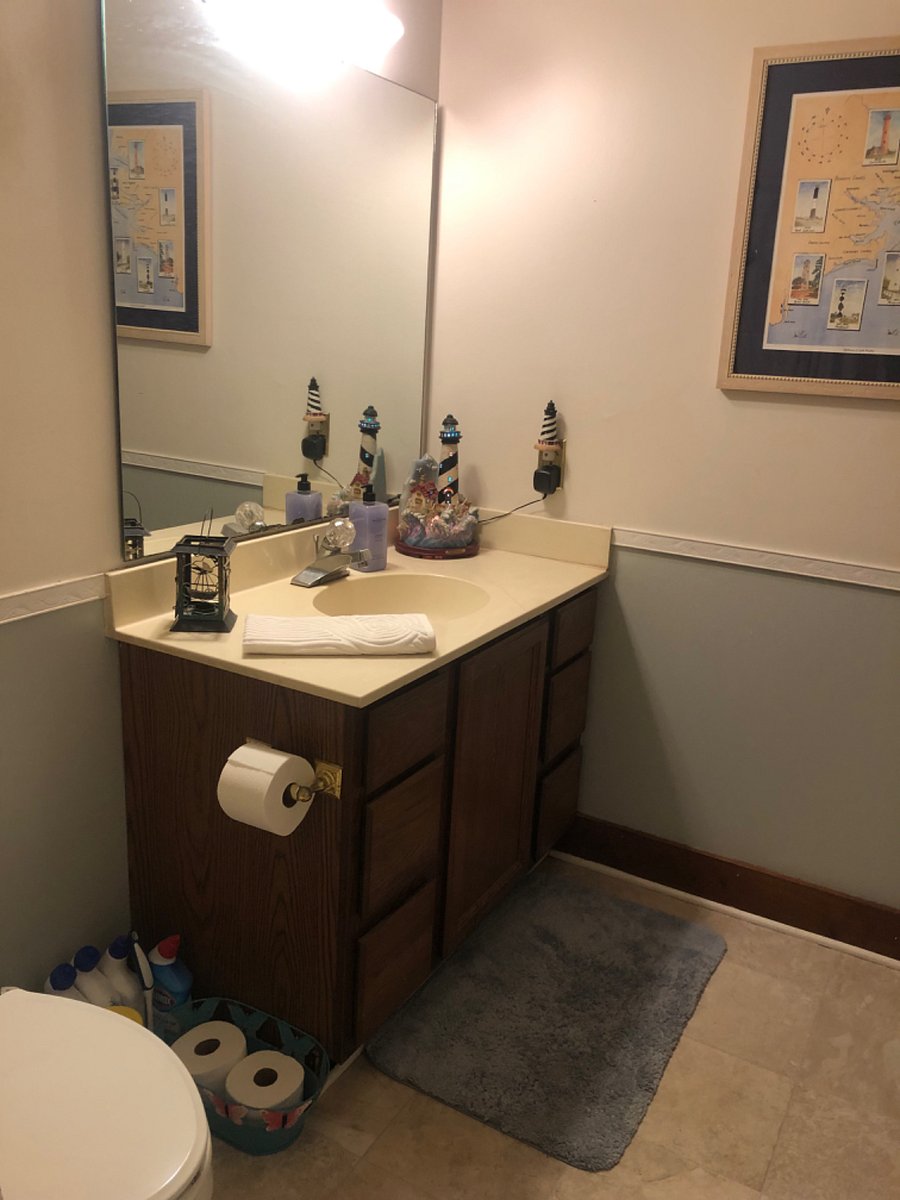 Main bathroom with tub/shower