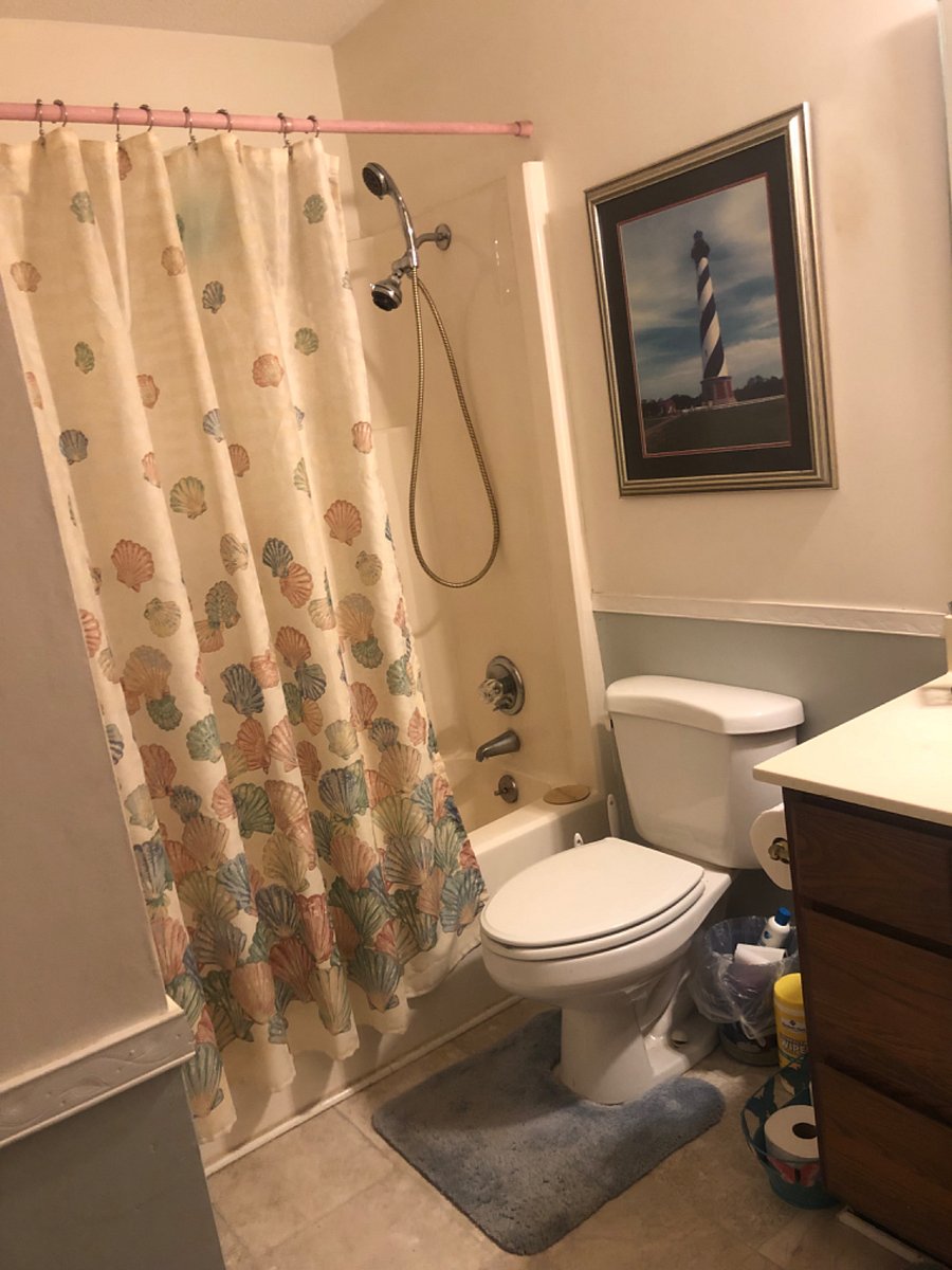Main bath with tub/shower