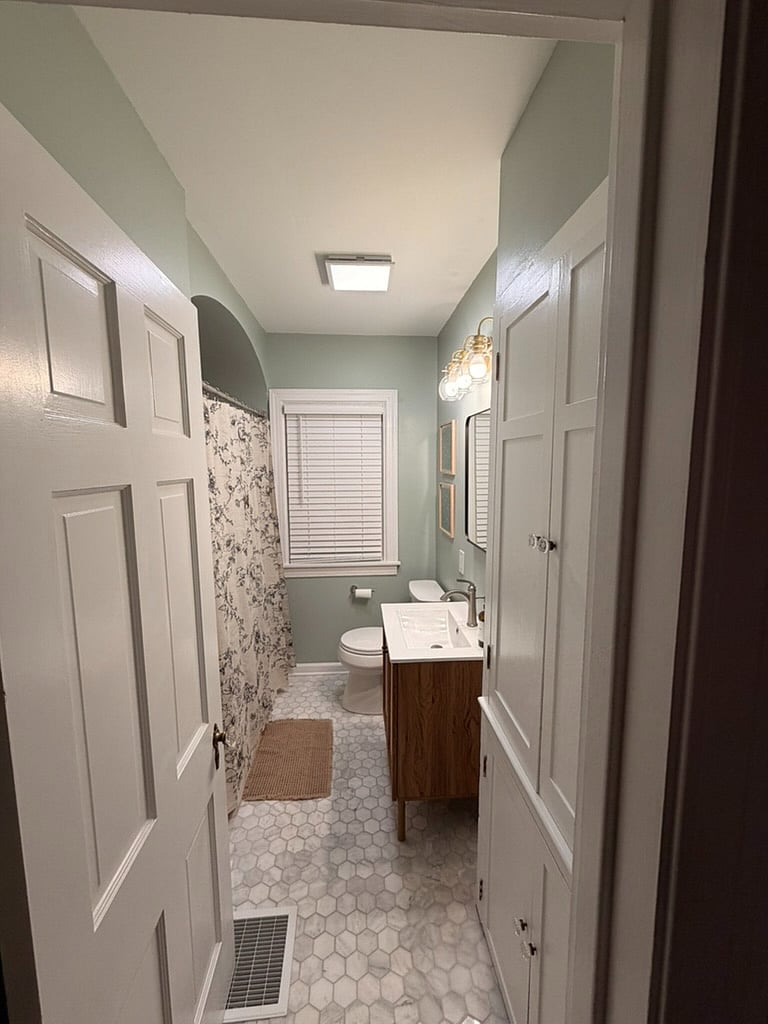 Full bathroom #1