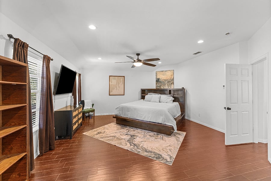 King-bed suite with a calm vibe and its own TV for cozy downtime.