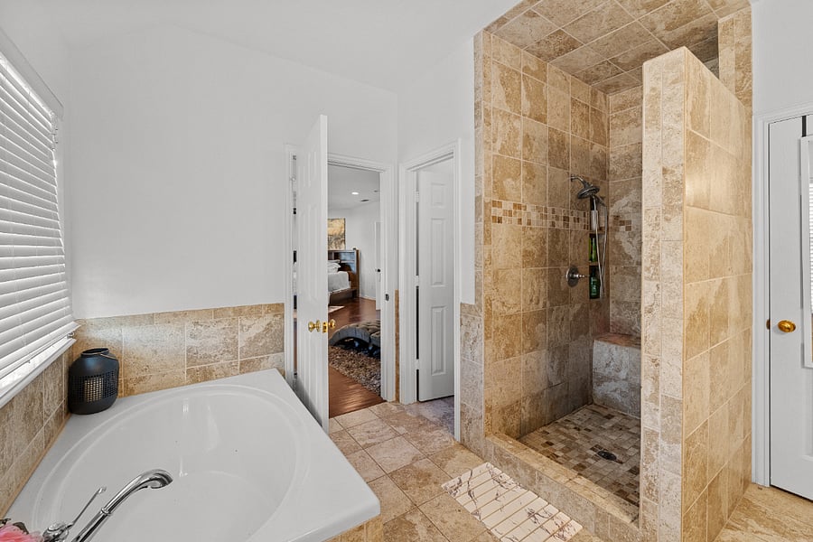 Clean, comfy en-suite with plenty of space to refresh.