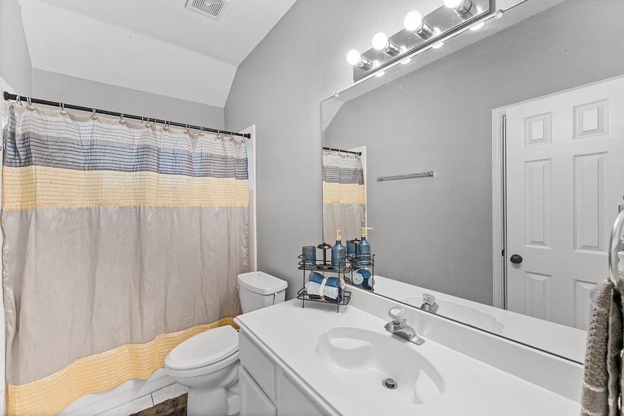 Well-kept full bath with everything guests need.