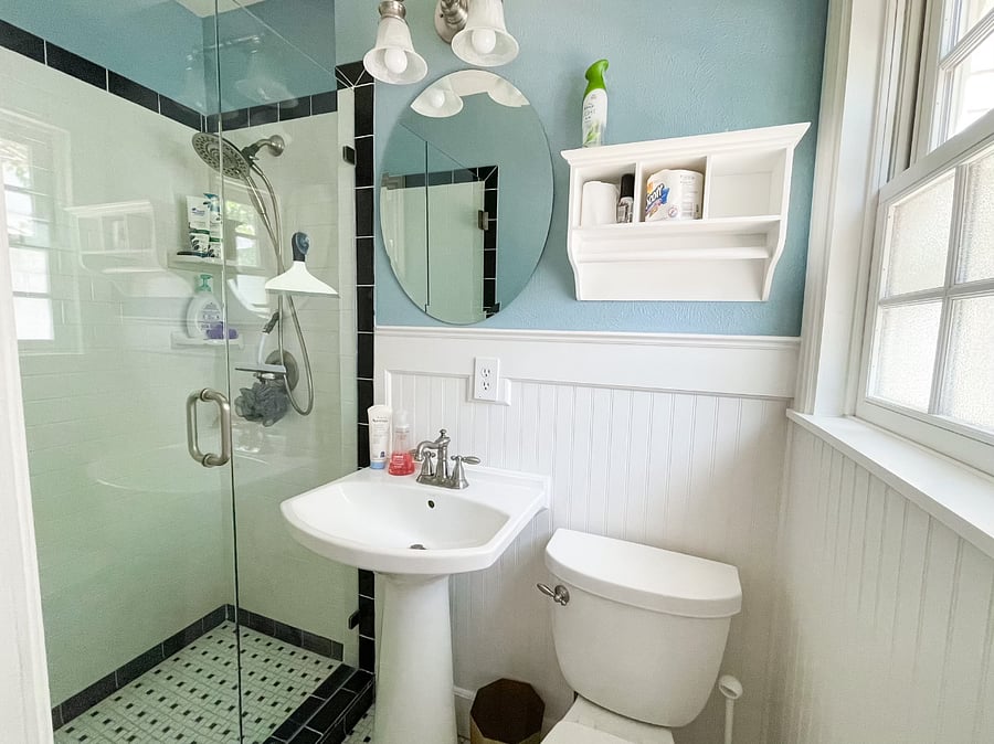 Guest full bathroom
