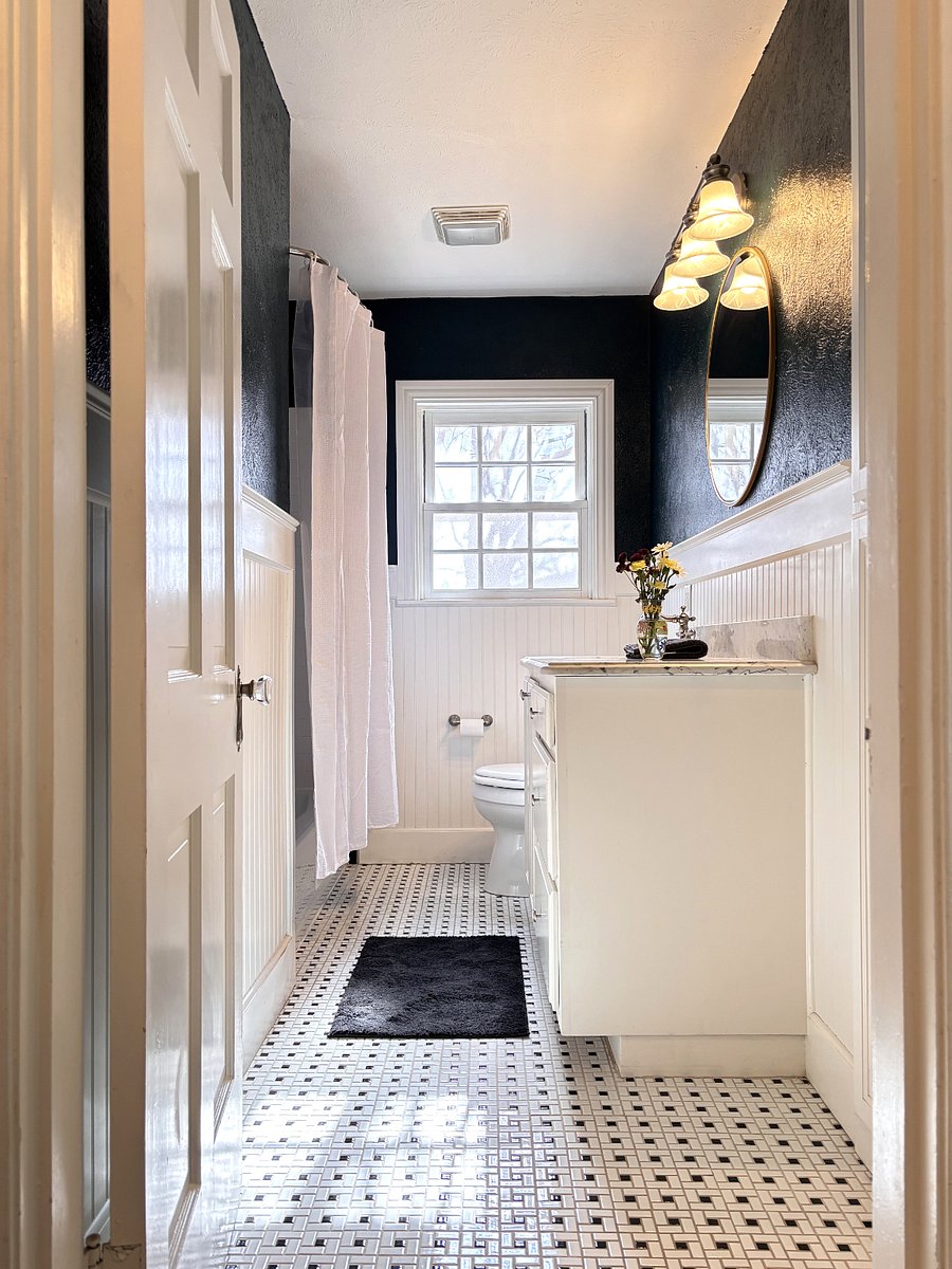 Bathroom1 with tub/shower